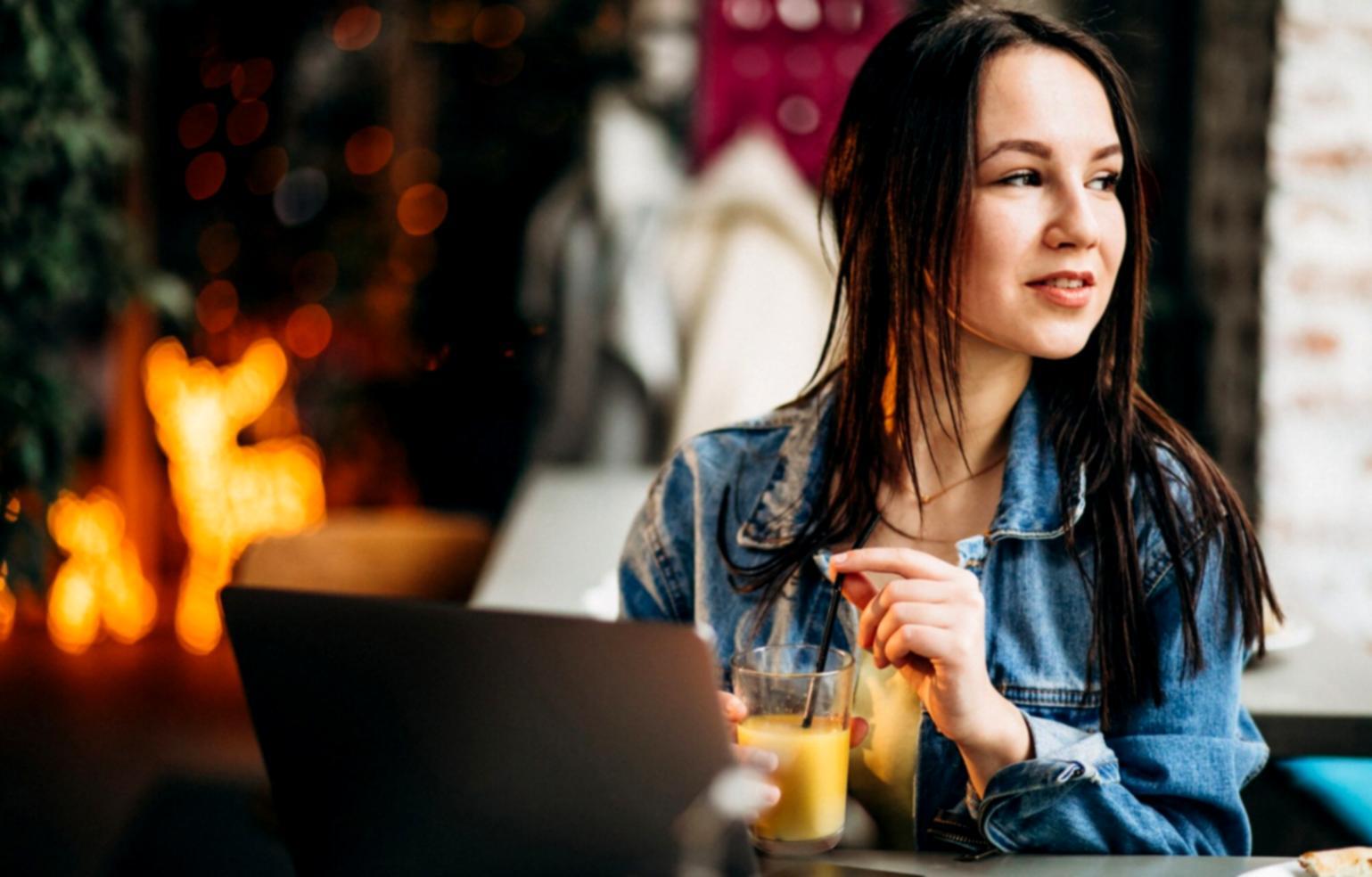 Laptop mit SEO-Analyse-Dashboard